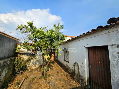 Moradia típica alentejana com terreno