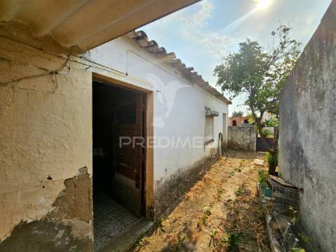 Moradia típica alentejana com terreno