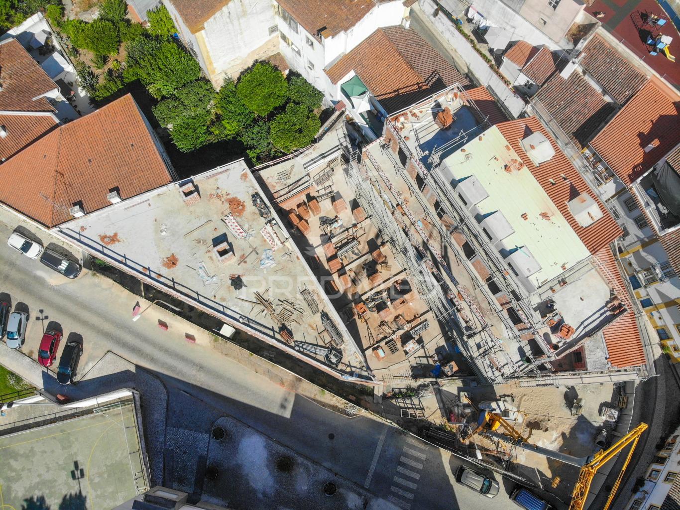 Apartamento em construção tipologia t4 duplex em condomínio fechado