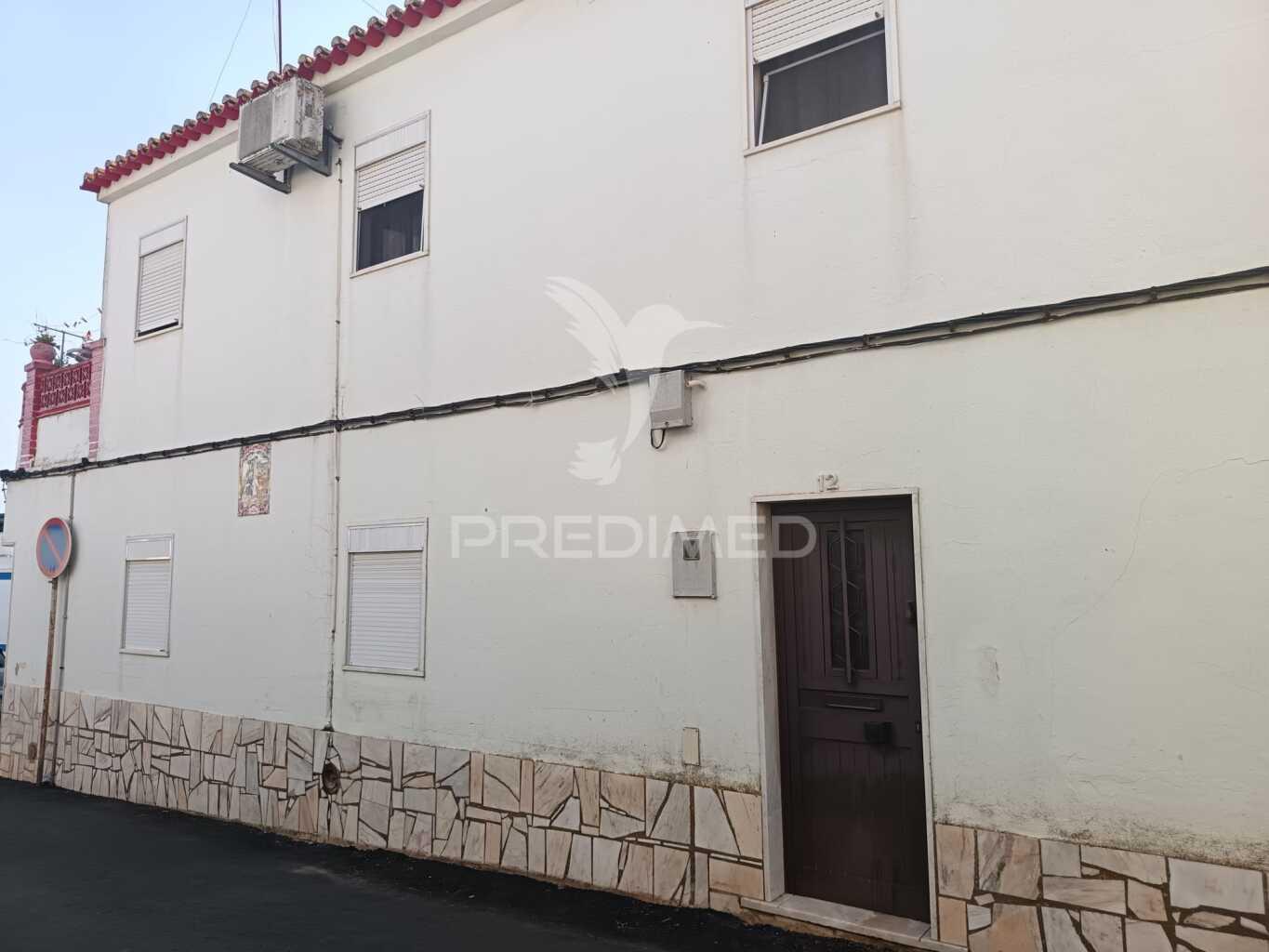 Moradia dividida em duas frações em vila boim, elvas – investimento e conforto
