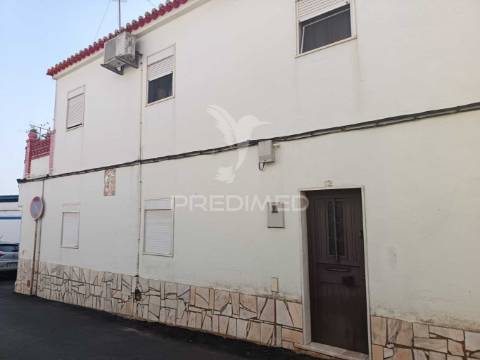 Moradia dividida em duas frações em vila boim, elvas – investimento e conforto