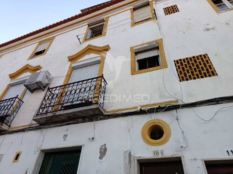 Apartamento no centro histórico de elvas com varanda e churrasqueira