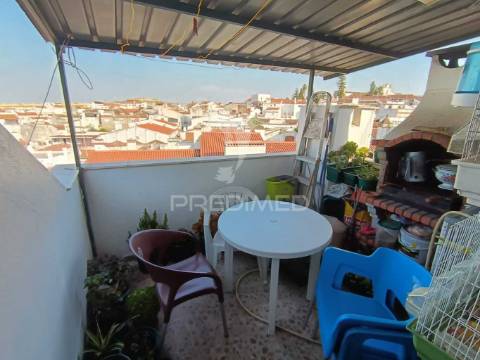 Apartamento no centro histórico de elvas com varanda e churrasqueira