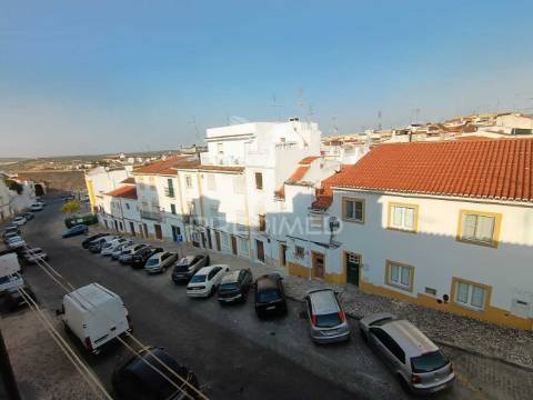 Apartamento no centro histórico de elvas com varanda e churrasqueira