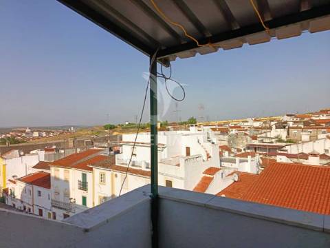 Apartamento no centro histórico de elvas com varanda e churrasqueira
