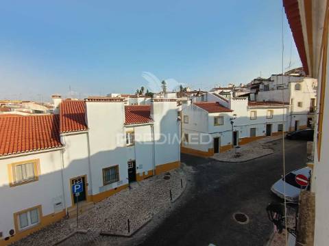 Apartamento no centro histórico de elvas com varanda e churrasqueira