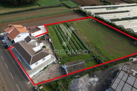 Moradia com ampla área