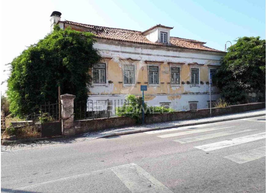 Moradia de 20 divisões inserida em terreno de 3,2ha em abrantes