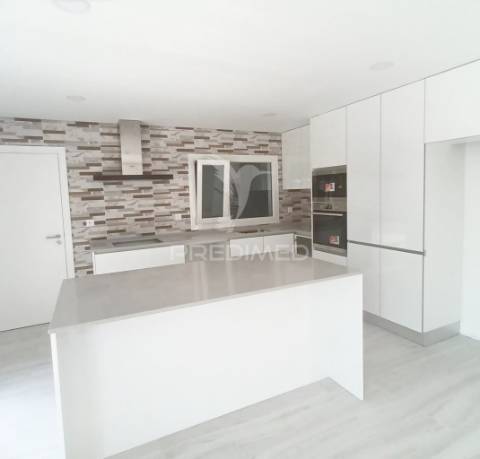 Moradia isolada t3 +1 térrea  fernão ferro