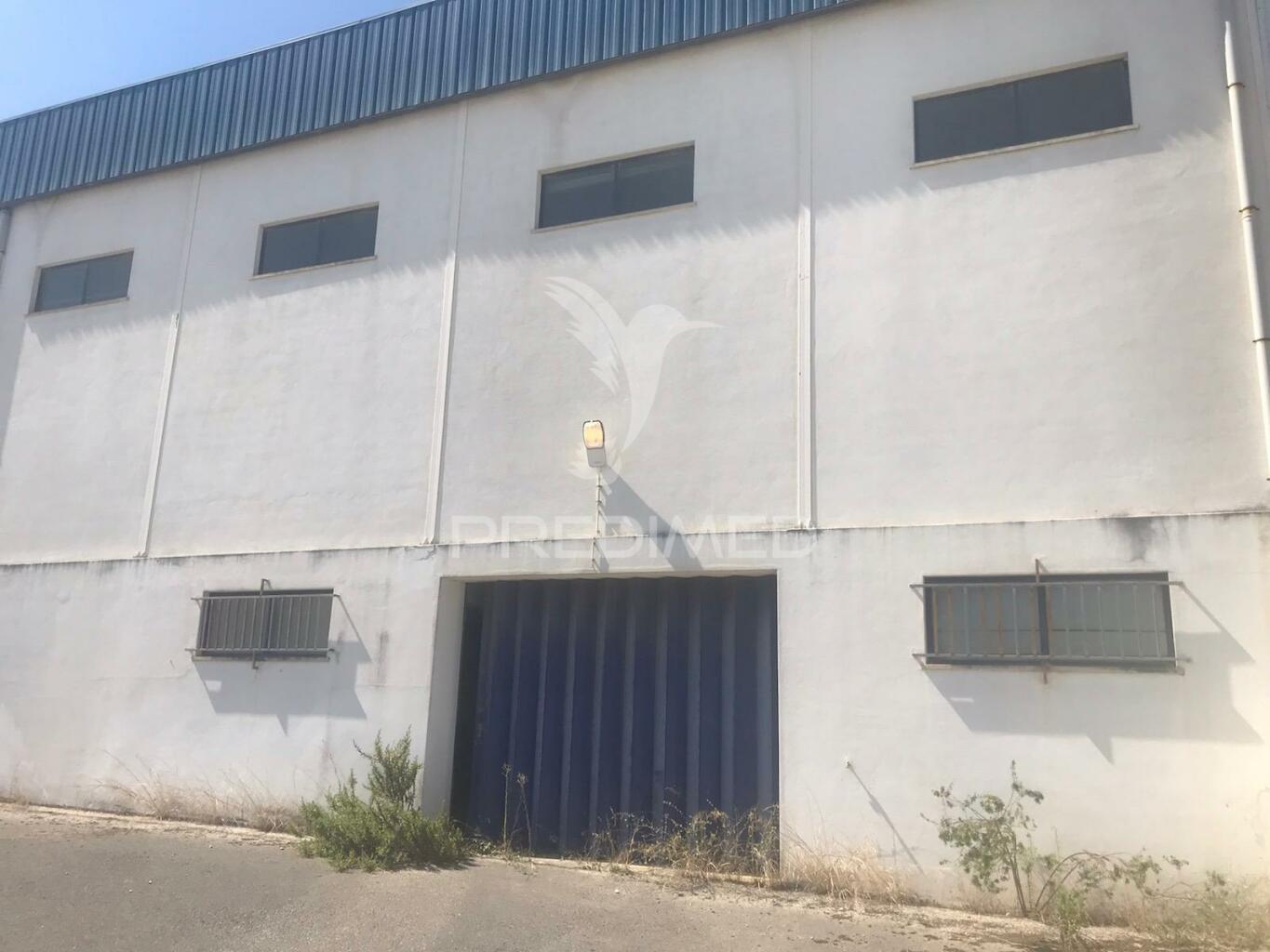 Armazém com terreno e escritórios em alenquer
