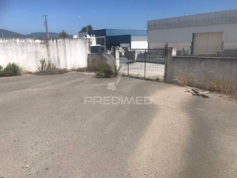 Armazém com terreno e escritórios em alenquer