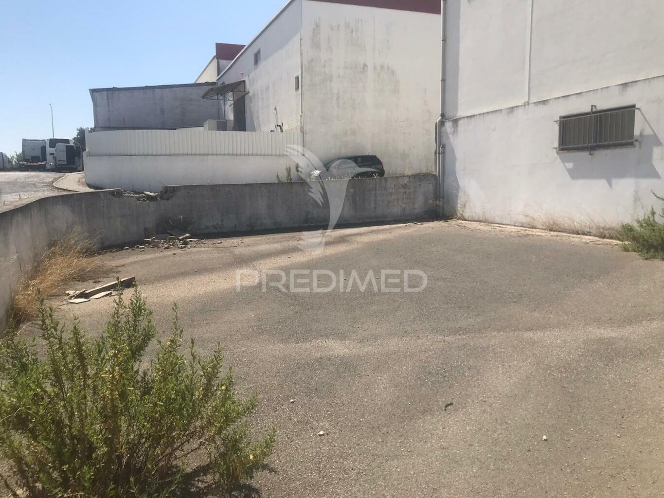 Armazém com terreno e escritórios em alenquer