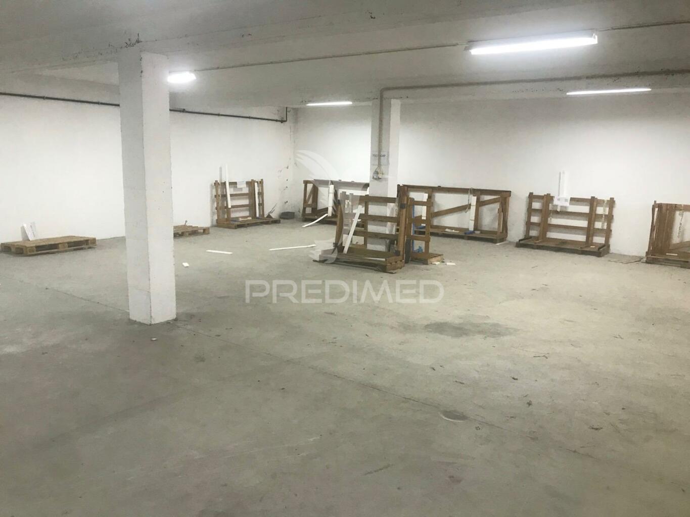 Armazém com terreno e escritórios em alenquer