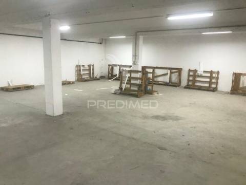 Armazém com terreno e escritórios em alenquer