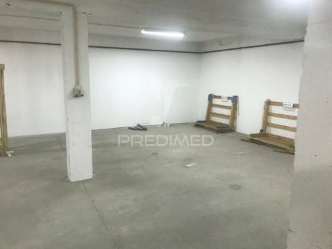 Armazém com terreno e escritórios em alenquer