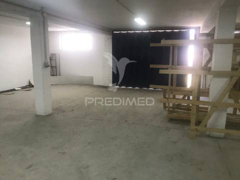 Armazém com terreno e escritórios em alenquer