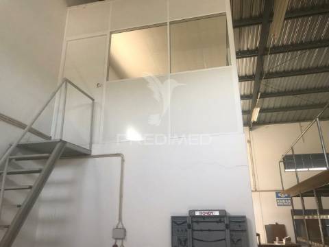 Armazém com terreno e escritórios em alenquer