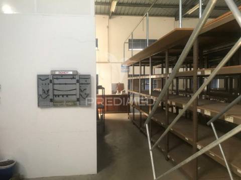 Armazém com terreno e escritórios em alenquer