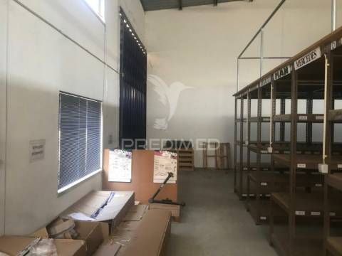 Armazém com terreno e escritórios em alenquer