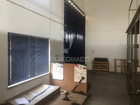Armazém com terreno e escritórios em alenquer