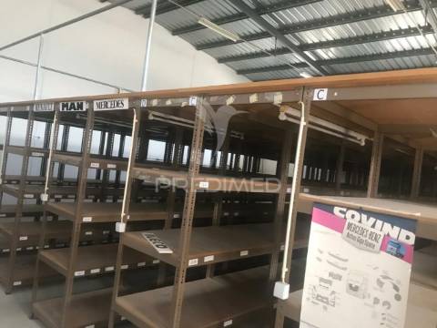 Armazém com terreno e escritórios em alenquer