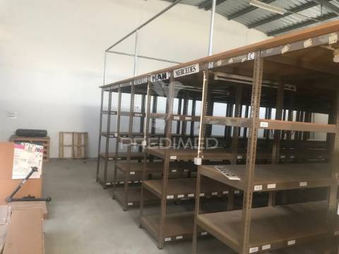Armazém com terreno e escritórios em alenquer