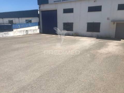 Armazém com terreno e escritórios em alenquer