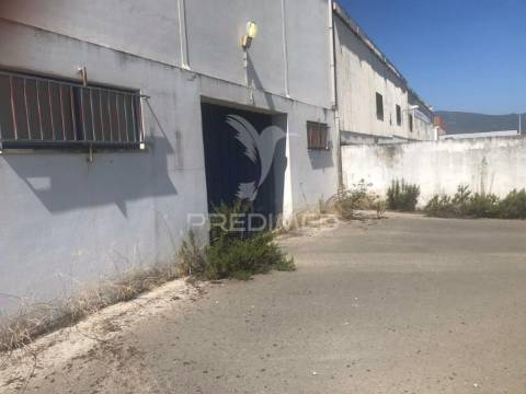 Armazém com terreno e escritórios em alenquer