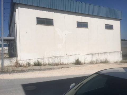 Armazém com terreno e escritórios em alenquer