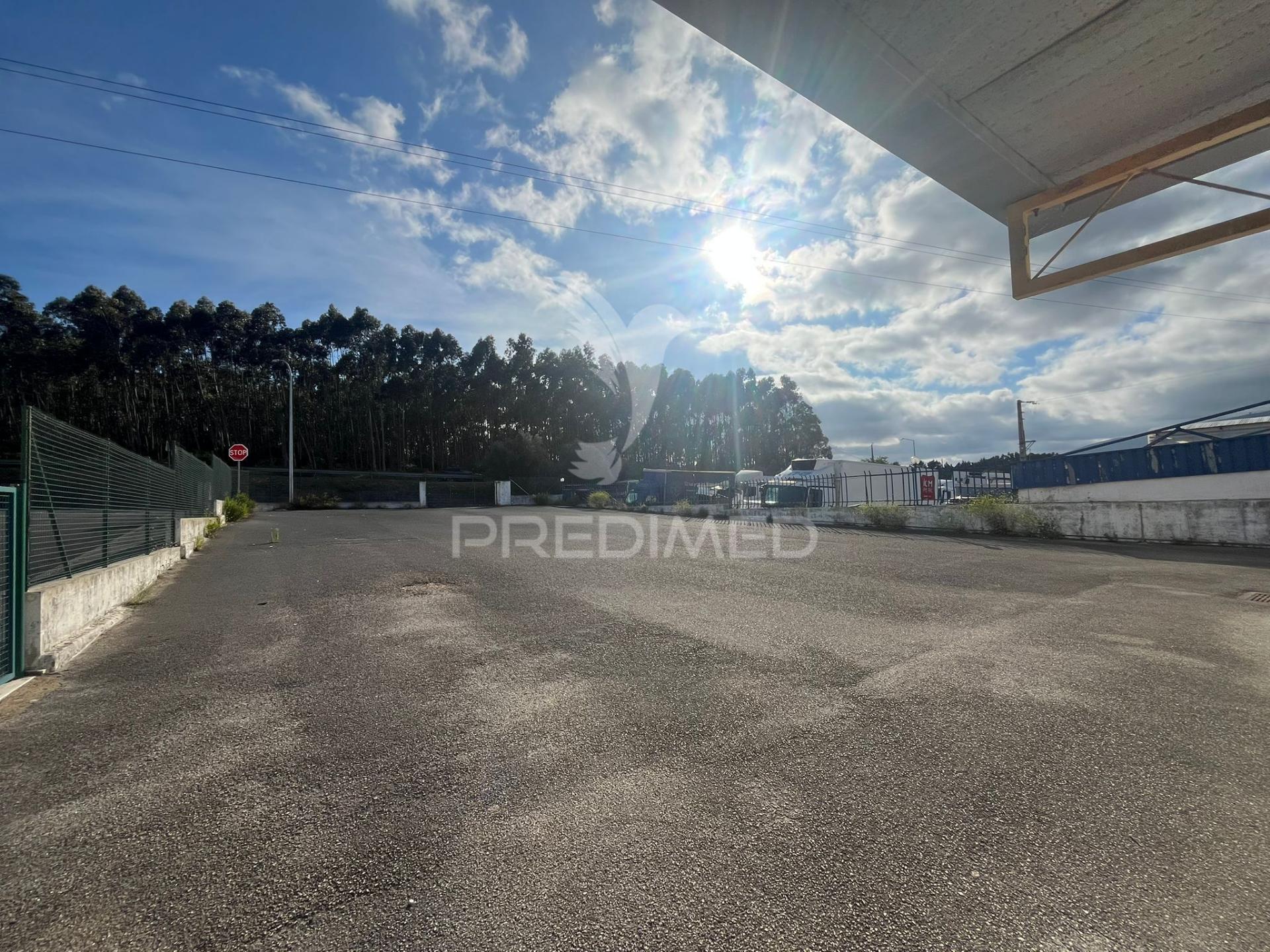 Armazém com terreno e escritórios nas marés (alenquer)