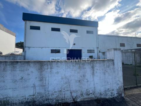 Armazém com terreno e escritórios nas marés (alenquer)