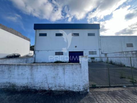 Armazém com terreno e escritórios nas marés (alenquer)