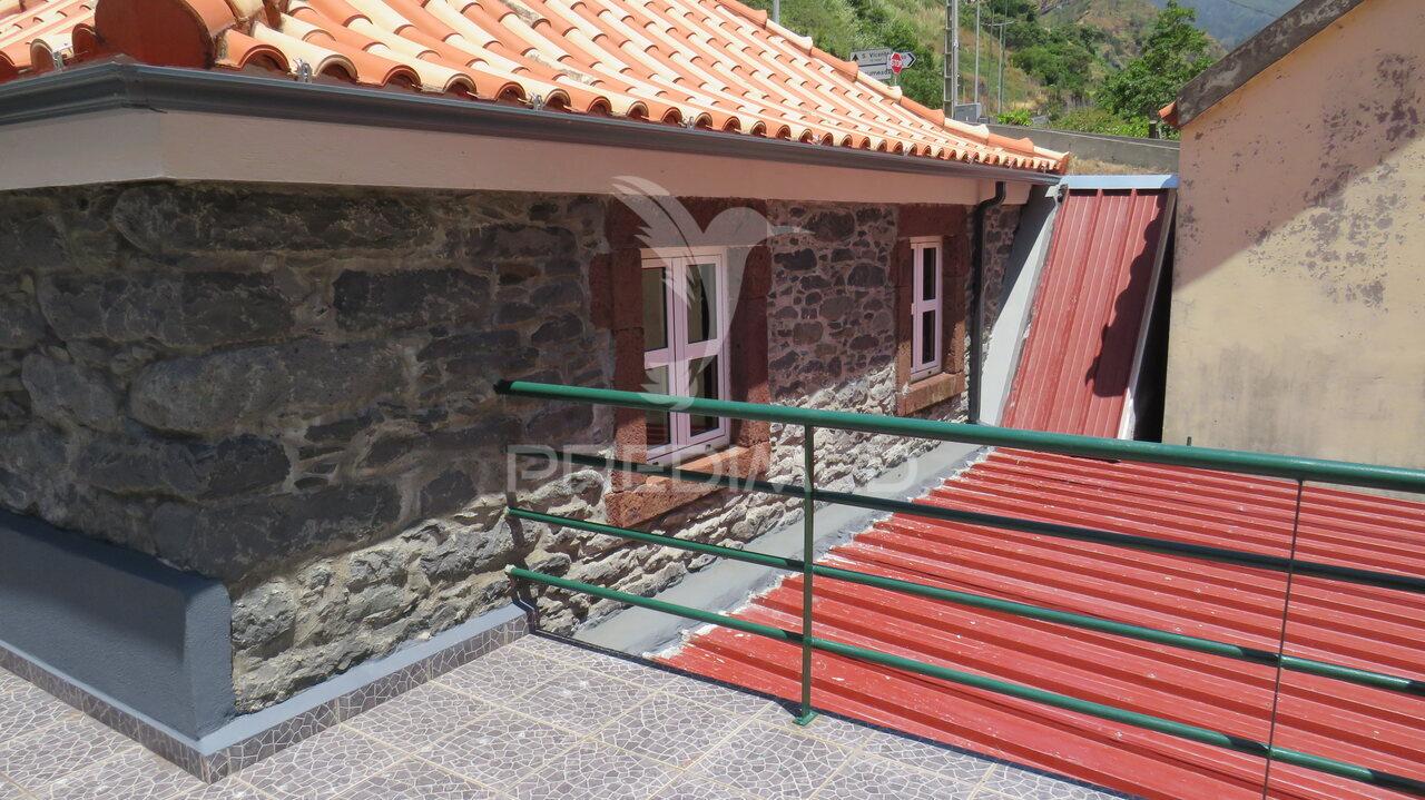 Moradia recuperada t3 e palheiro com 512m2 de terreno