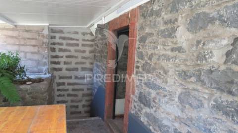 Moradia recuperada t3 e palheiro com 512m2 de terreno