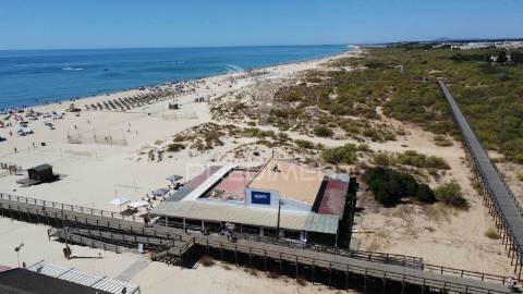 Restaurante na praia de altura, na areia, vista mar
