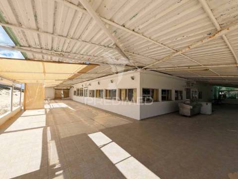 Restaurante na praia de altura, na areia, vista mar