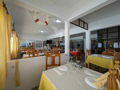 Restaurante na praia de altura, na areia, vista mar