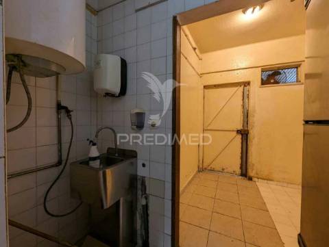 Restaurante na praia de altura, na areia, vista mar