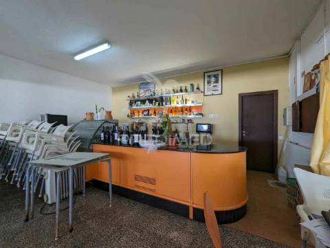 Restaurante na praia de altura, na areia, vista mar