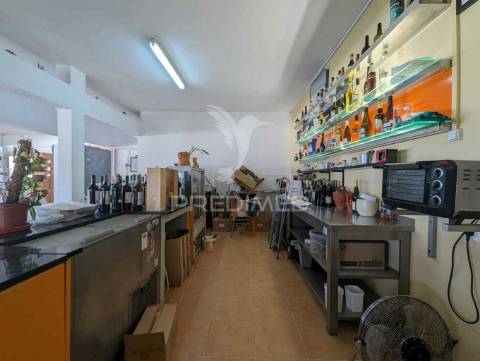 Restaurante na praia de altura, na areia, vista mar