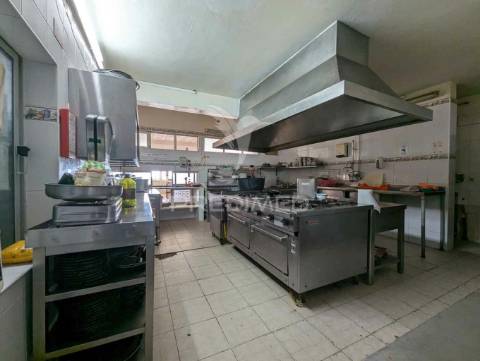 Restaurante na praia de altura, na areia, vista mar