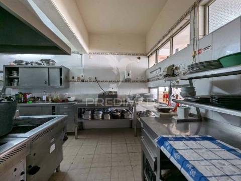 Restaurante na praia de altura, na areia, vista mar