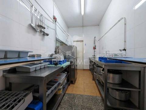 Restaurante na praia de altura, na areia, vista mar