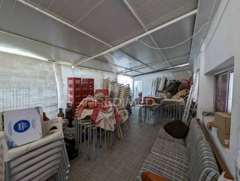 Restaurante na praia de altura, na areia, vista mar