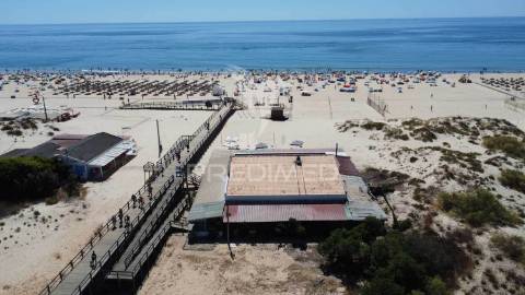 Restaurante na praia de altura, na areia, vista mar