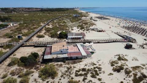 Restaurante na praia de altura, na areia, vista mar