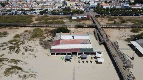 Restaurante na praia de altura, na areia, vista mar