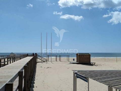 Restaurante na praia de altura, na areia, vista mar