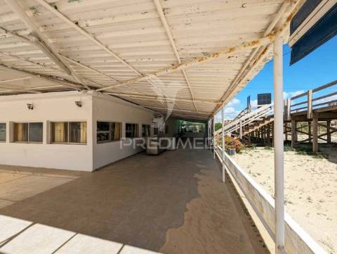 Restaurante na praia de altura, na areia, vista mar