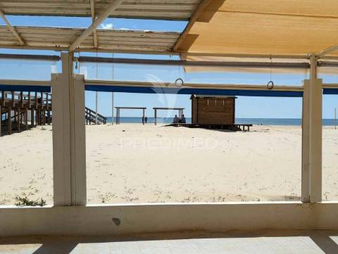 Restaurante na praia de altura, na areia, vista mar